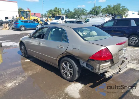 2006 Honda Accord 2.4 Ex z USA, uszkodzony, nr VIN 1HGCM56706A174657